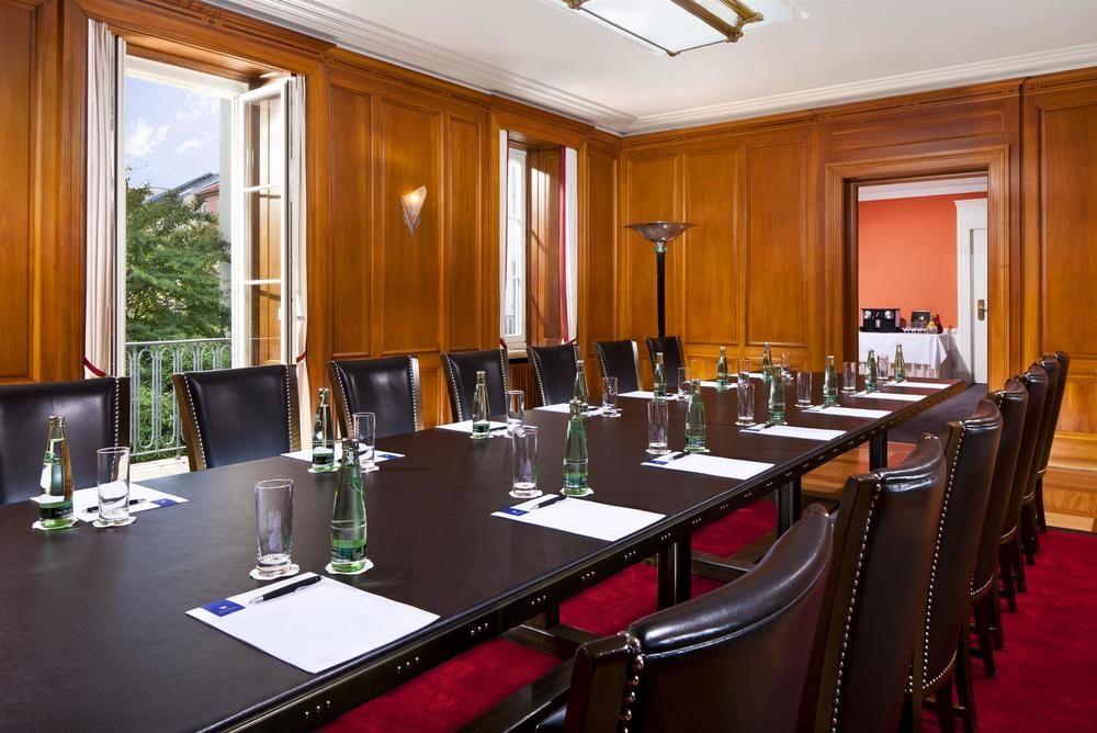 Hotel Elephant Weimar, Autograph Collection Luaran gambar The boardroom at the London School of Economics