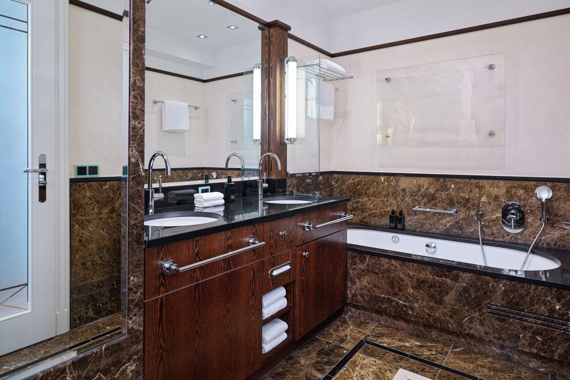 Hotel Elephant Weimar, Autograph Collection Luaran gambar Bathroom