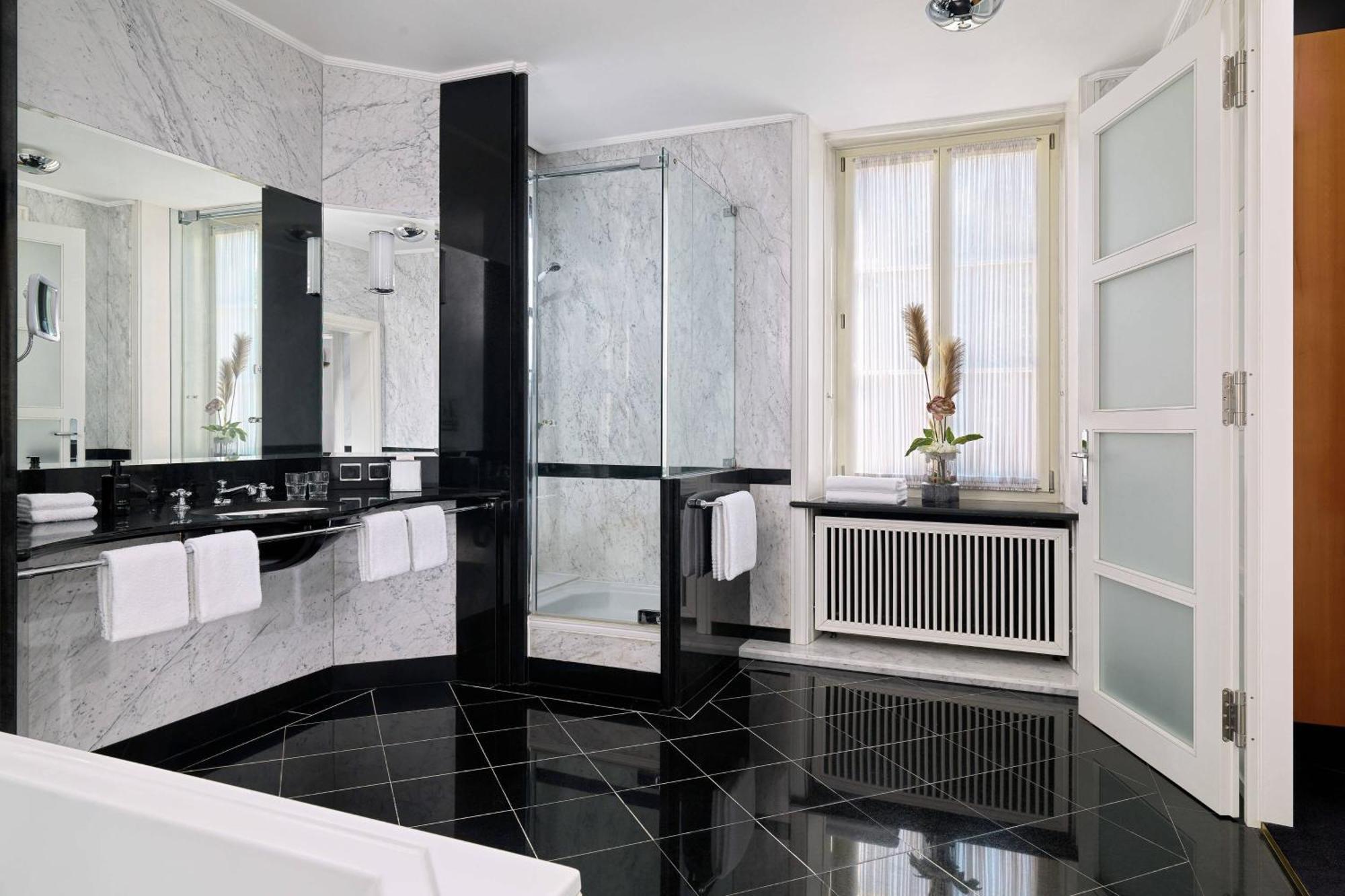 Hotel Elephant Weimar, Autograph Collection Luaran gambar A bathroom in the hotel