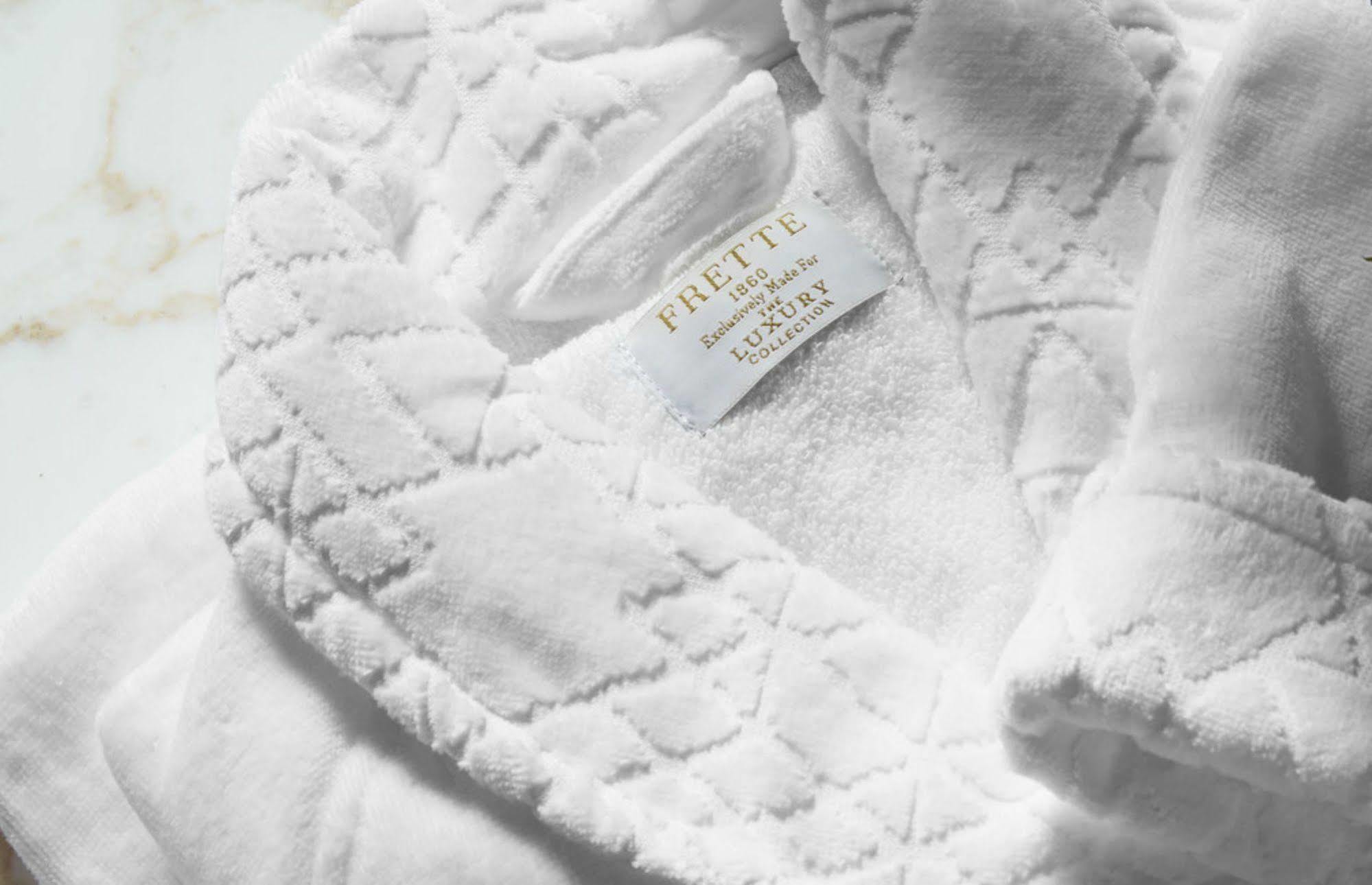 Hotel Elephant Weimar, Autograph Collection Luaran gambar A bathrobe